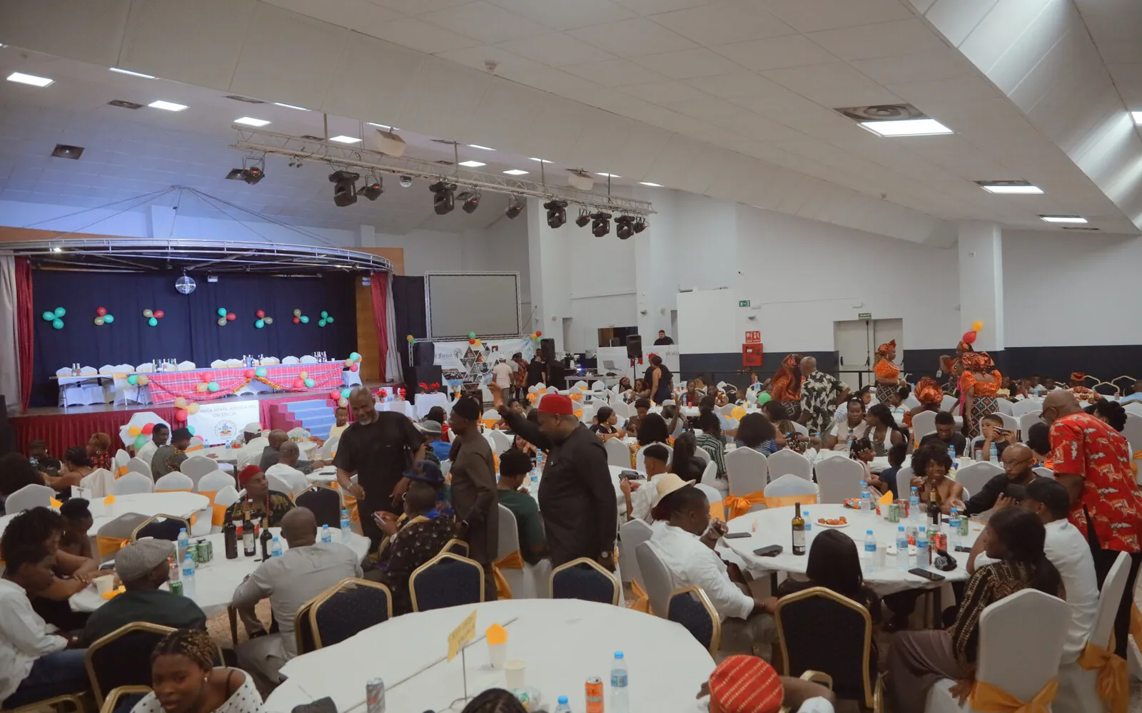 El salón lleno durante la celebración del 20.º aniversario de ASA Valencia