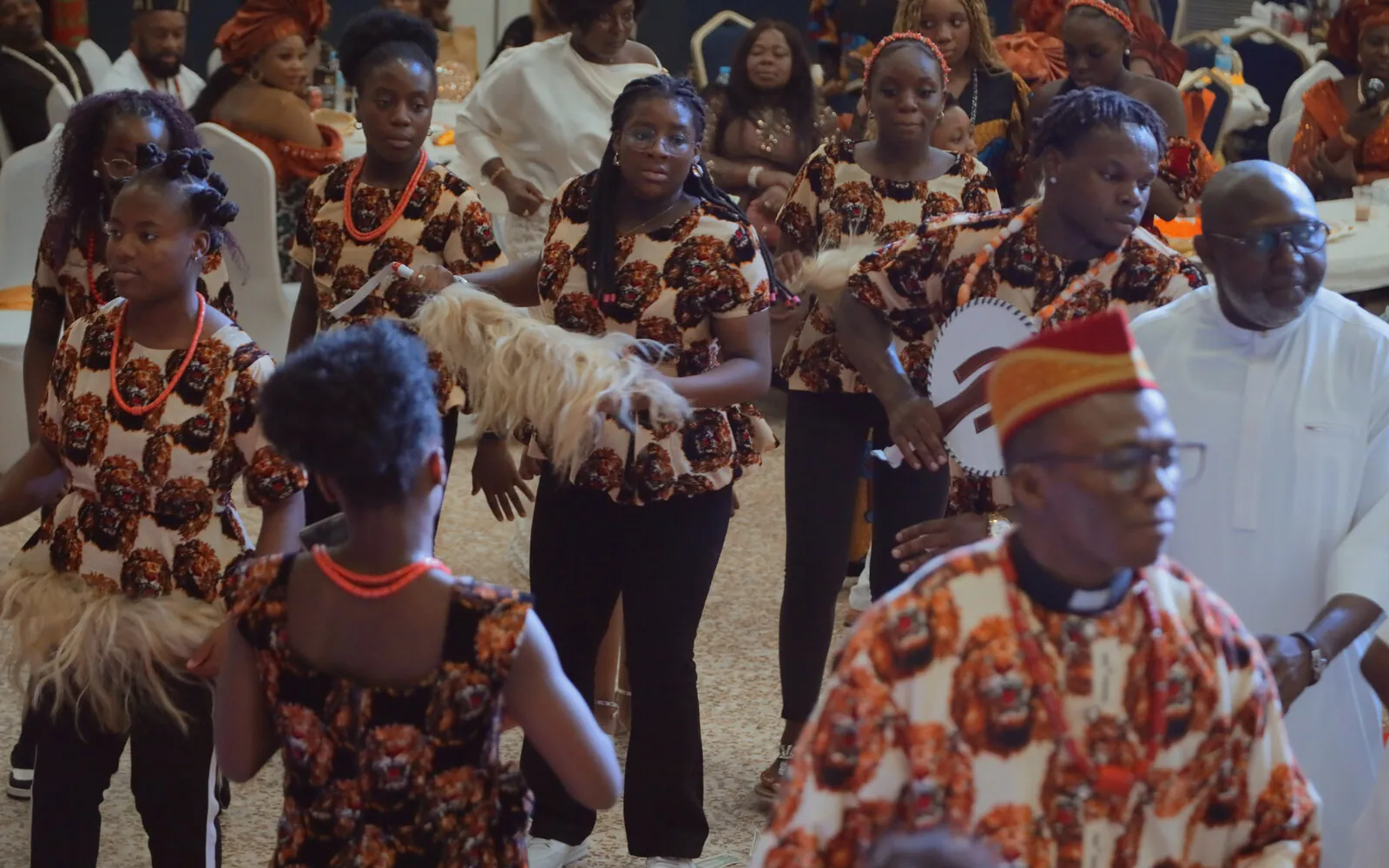 La sección de baile en formación, con los abanicos de plumas, durante el 20.º aniversario de ASA Valencia