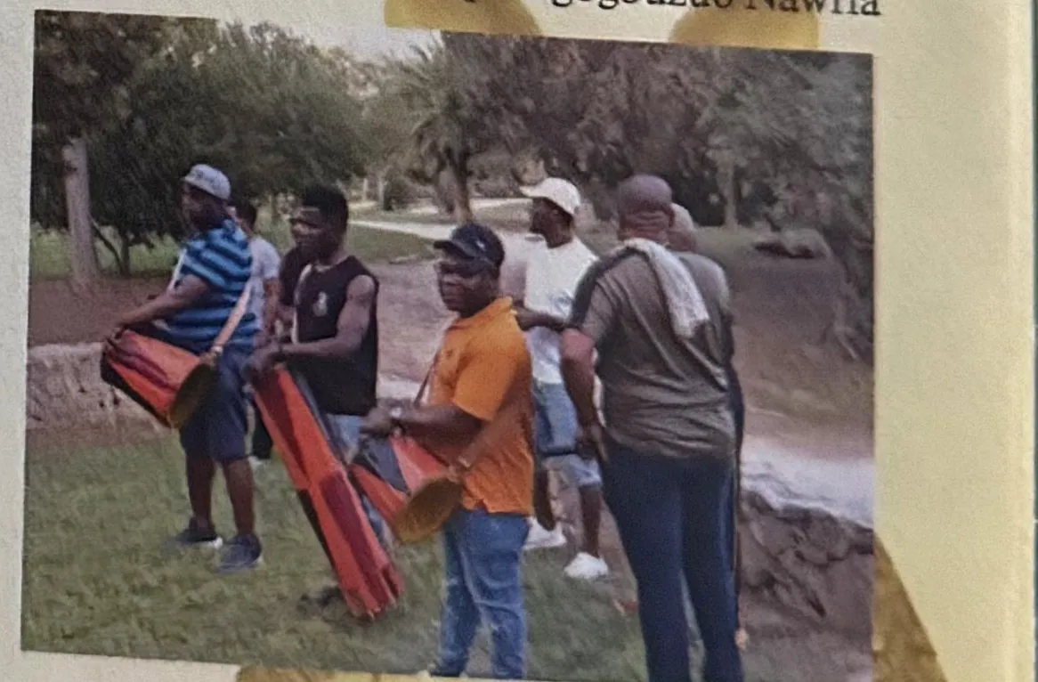 Preparación de los tambores antes de una actuación