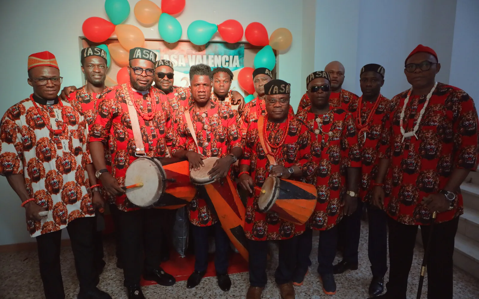 Grupo de percusión con tambores tradicionales
