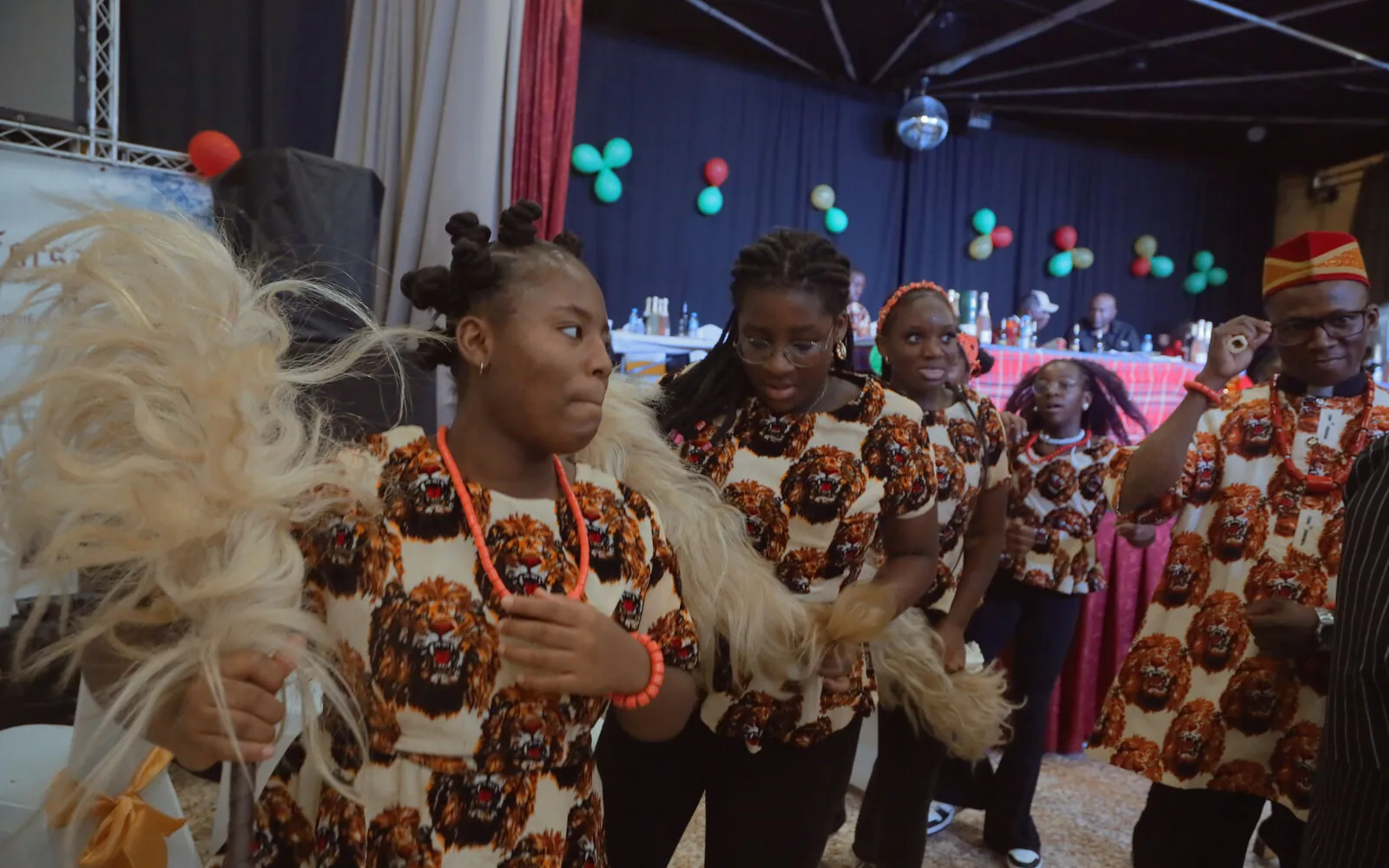 Bailarinas con abanicos de plumas durante la actuación cultural del 20.º aniversario de ASA Valencia