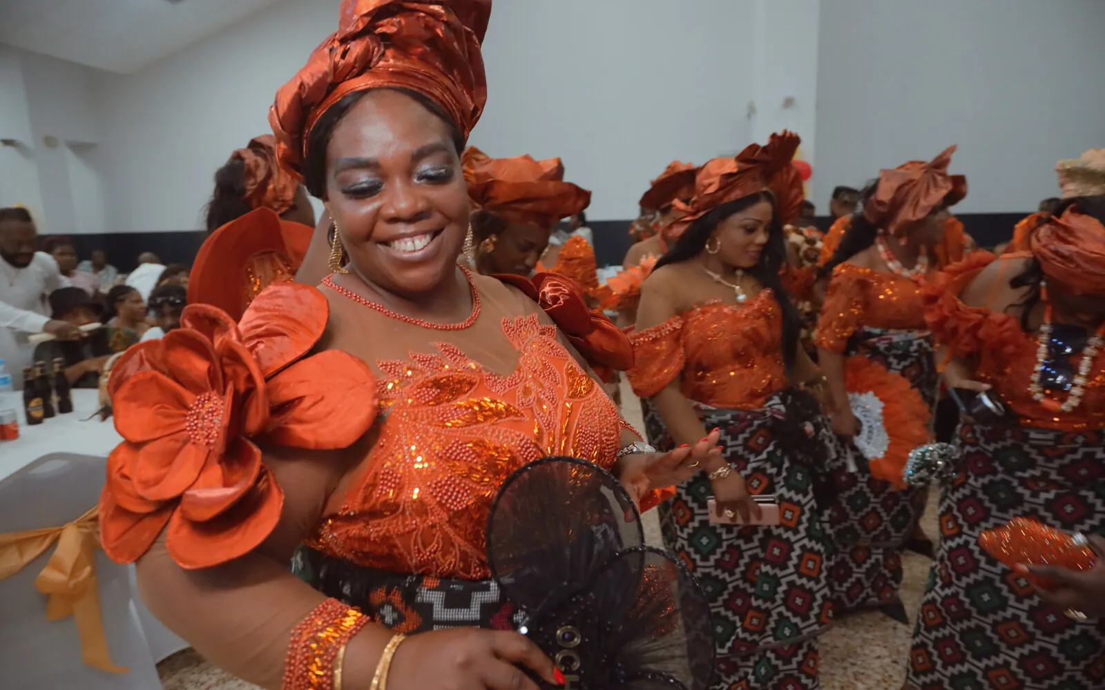 Mujeres de ASA Valencia bailando con sus abanicos durante el 20.º aniversario