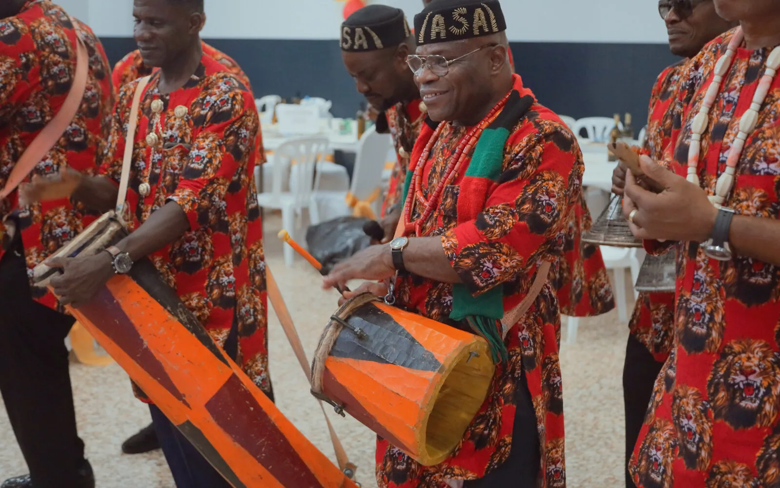 Miembros del grupo Igba Enyi tocando los instrumentos tradicionales en el 20.º aniversario de ASA Valencia