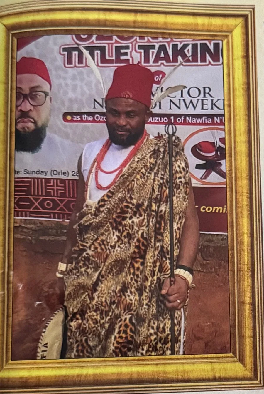 Retrato de Ozonkpu Chief Victor Nnamdi Nweke con atuendo ceremonial