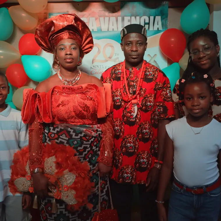 Familia de ASA Valencia con sus hijos ante el photocall del 20.º aniversario
