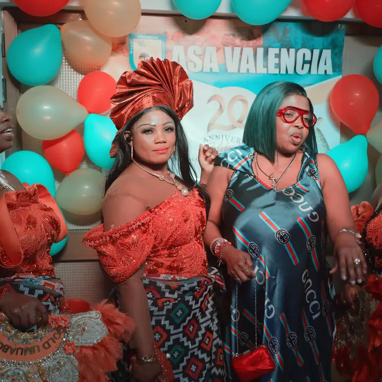 Grupo de mujeres de la asociación posando juntas ante el photocall