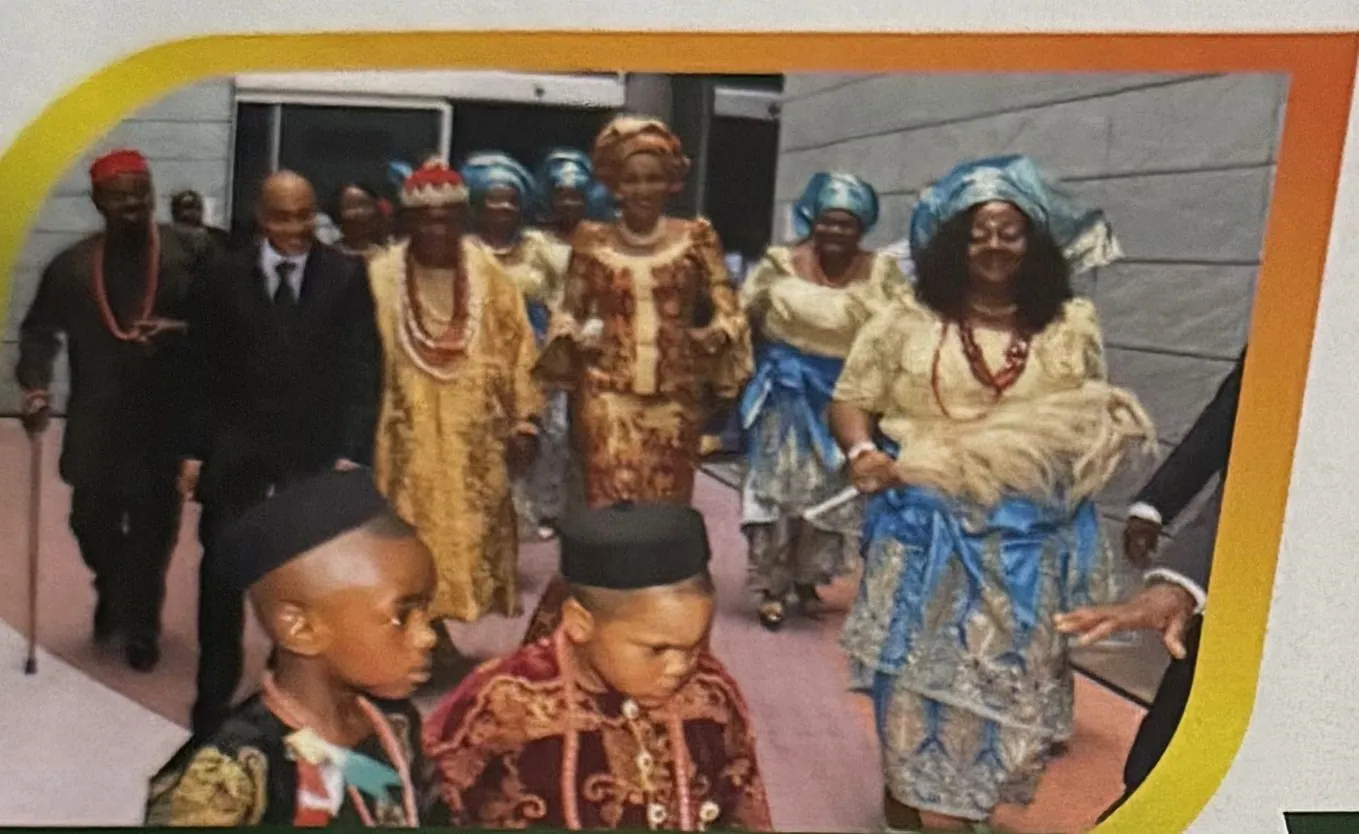 La embajadora Bianca Ojukwu junto al grupo cultural y el Women's Wing de ASA Málaga