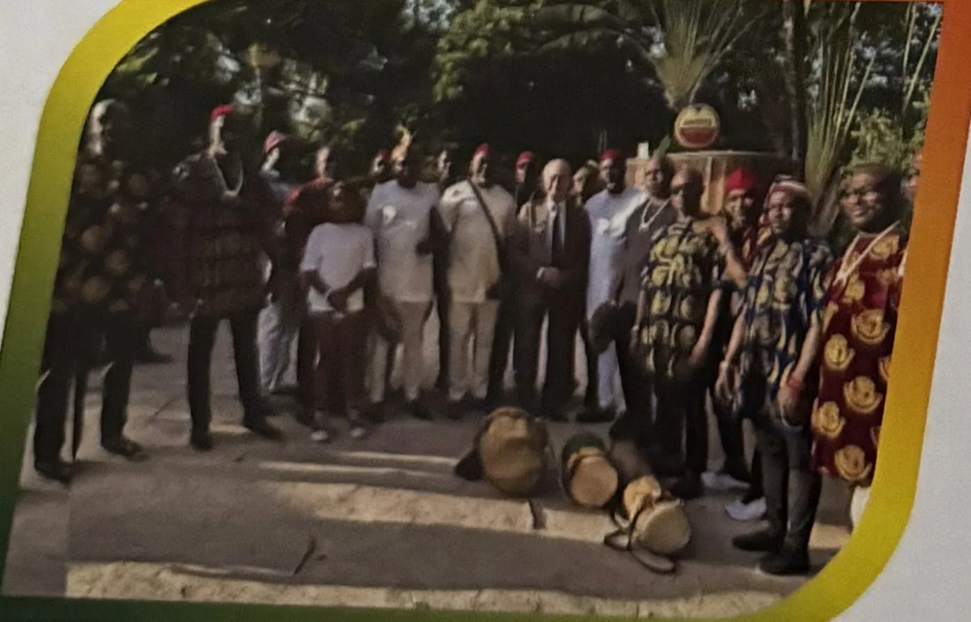 Encuentro de la comunidad de Anambra al aire libre con instrumentos tradicionales